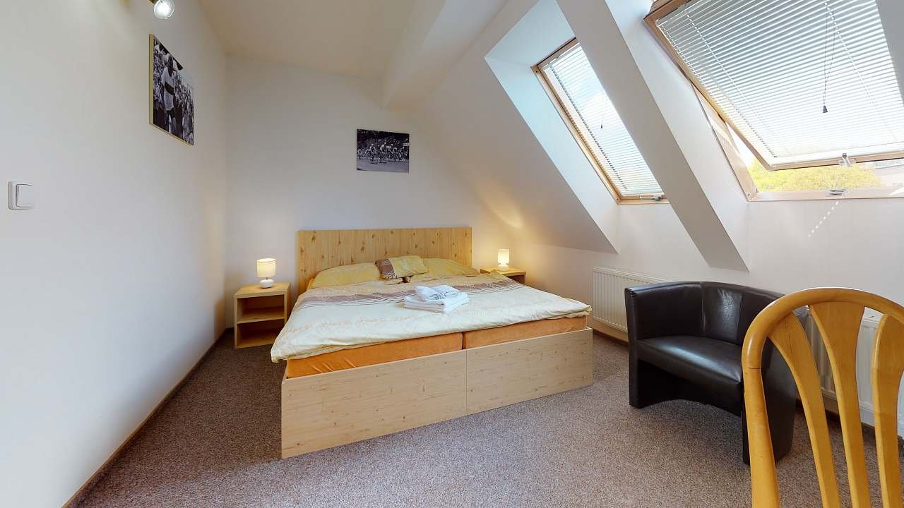 P1 - Čtyřlůžkový pokoj o dvou ložnicích – 1x velká manželská postel + dvoulůžkov