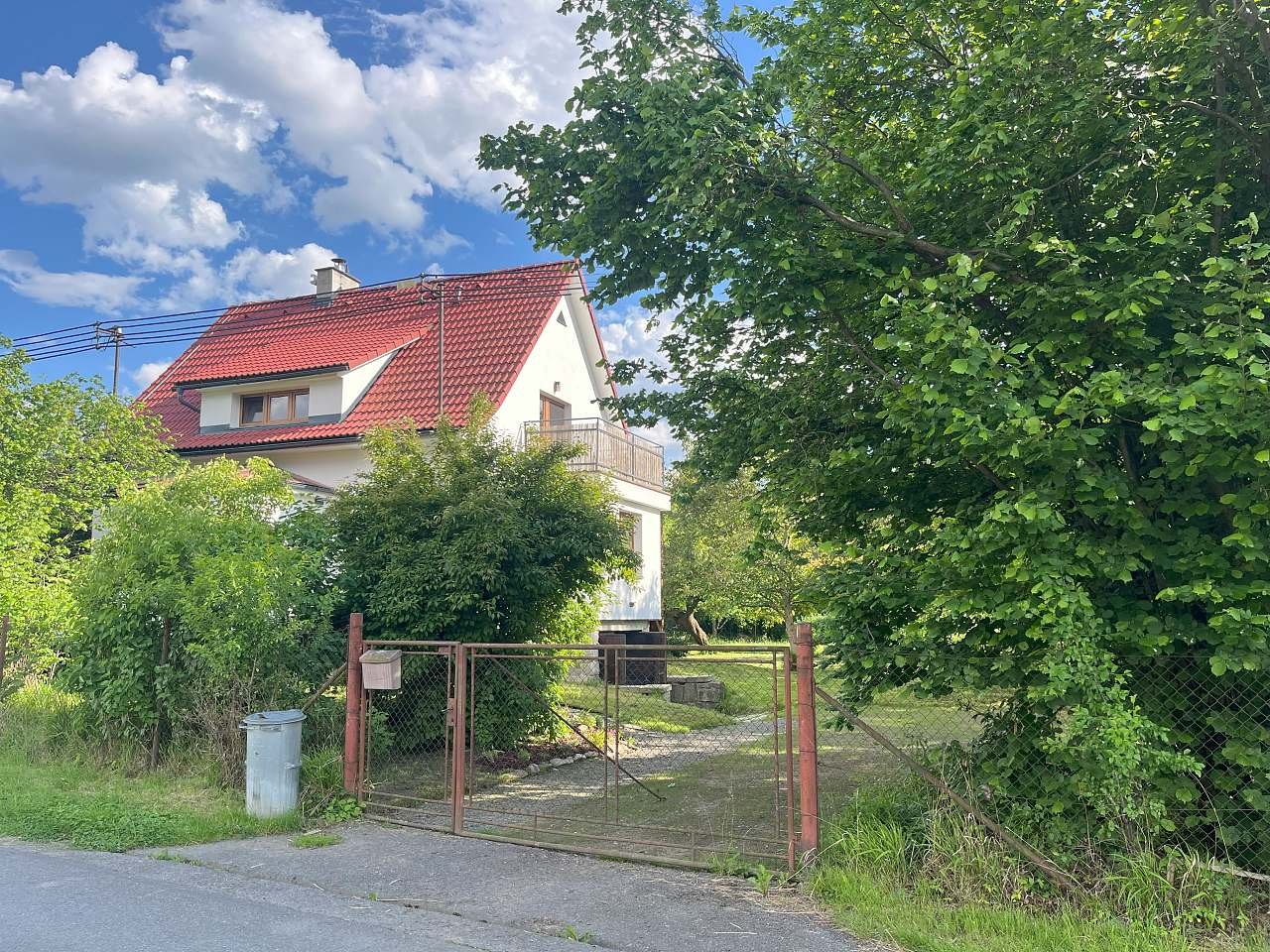 Parkování aut na dvorku za bránou.