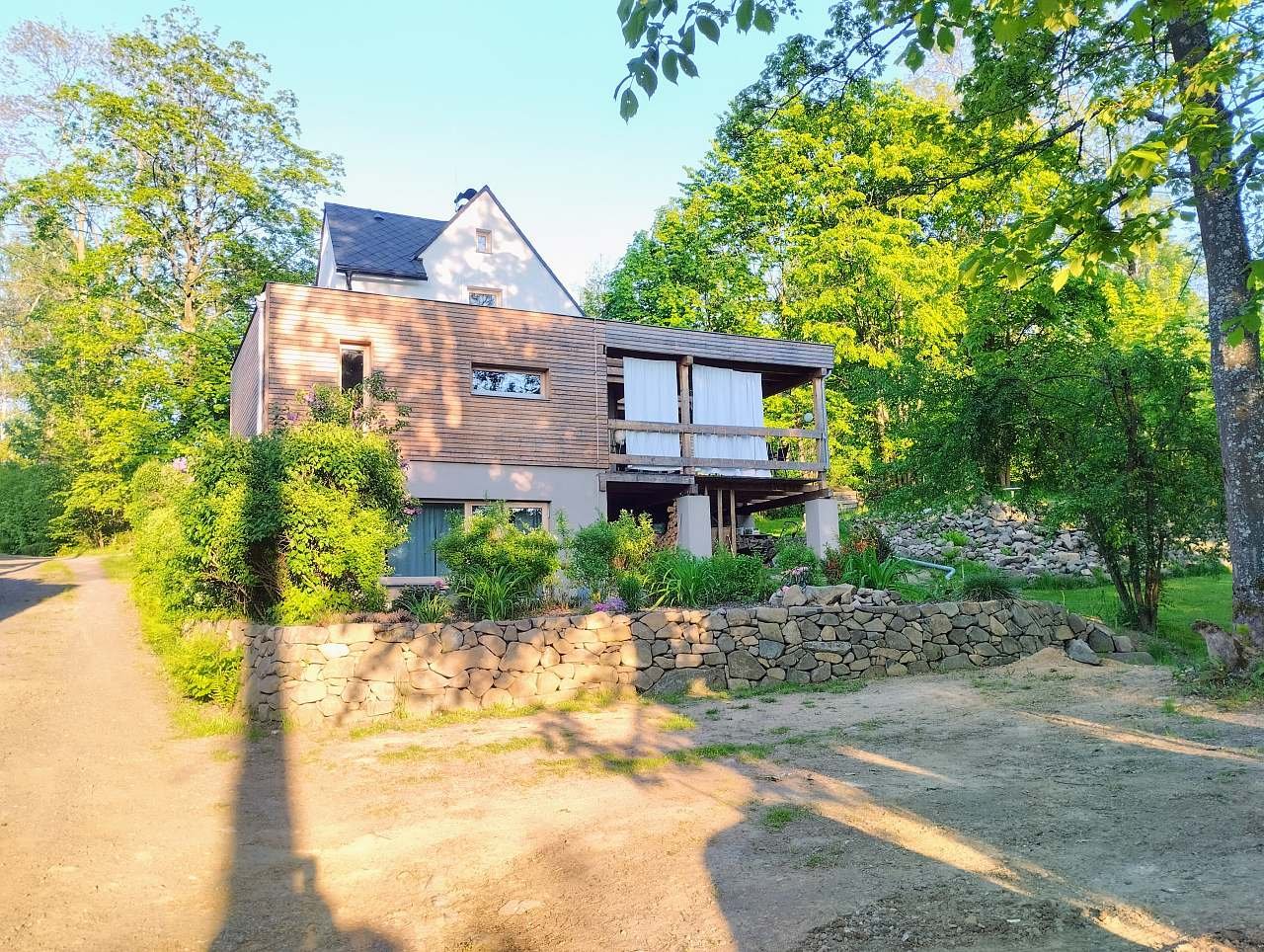 Parkoviště pod domem, spodní pohled na domek