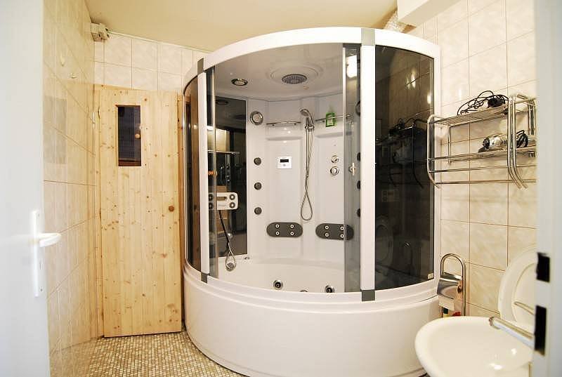 parní box, masážní sprcha, vana a vstup do sauny, společné pro všechny apartmány