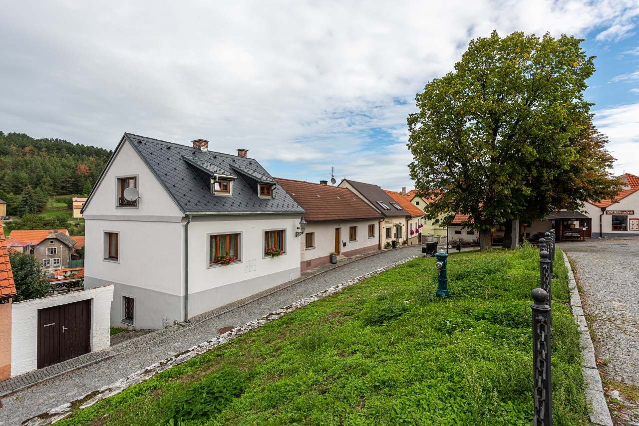 Pension Tauchen, podhled na dům z podhradí