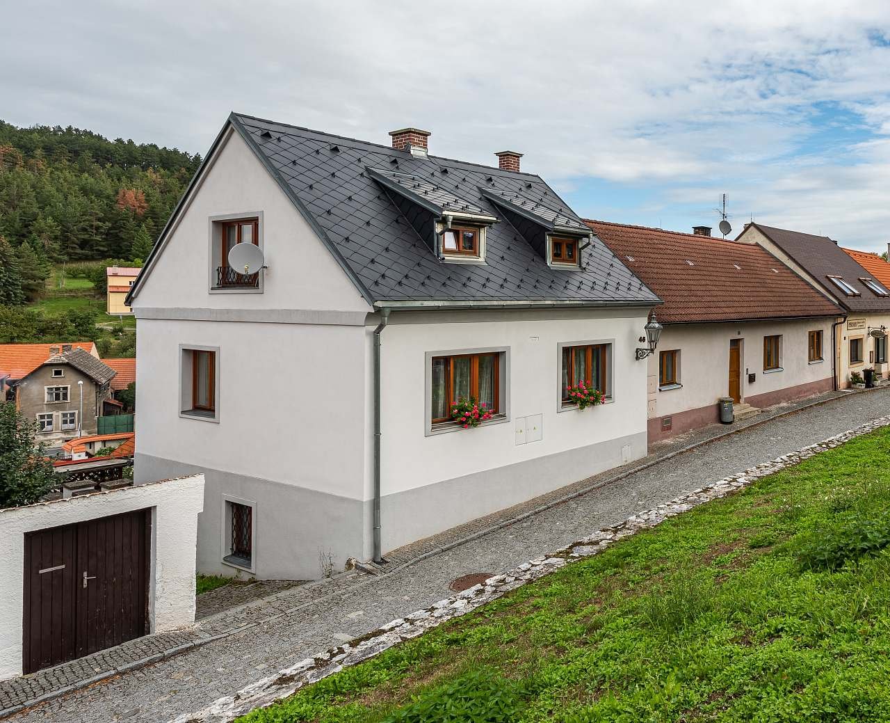 Pension Tauchen - Pohled na dům z podhradí