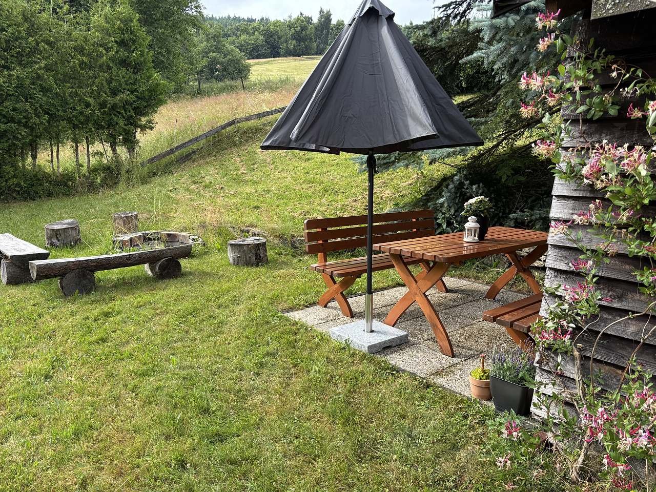 Penzion Krystal - venkovní posezení s ohništěm