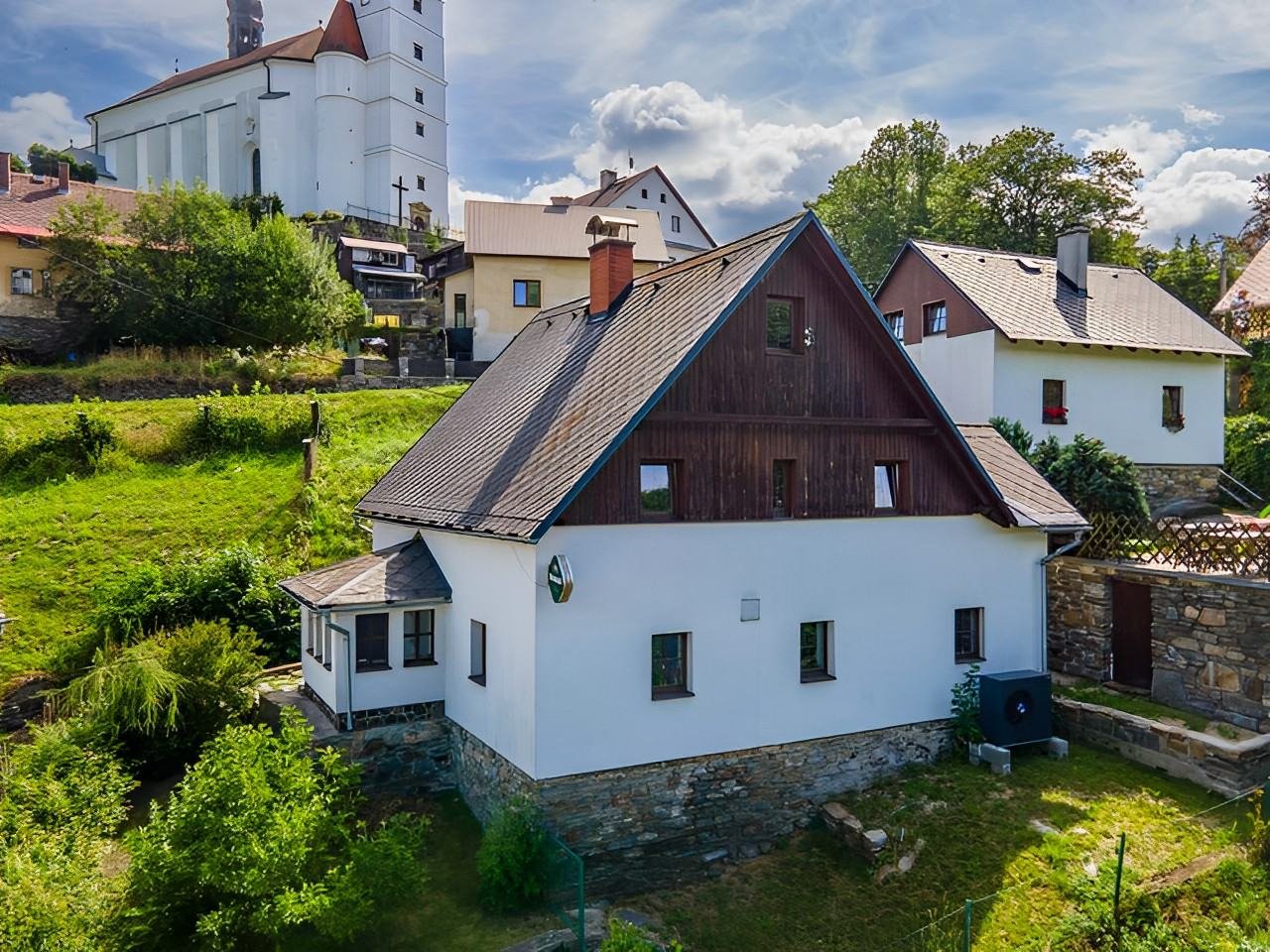 Penzion Zoe v malebné obci Branná s výhledem na kostel sv. Michaela.