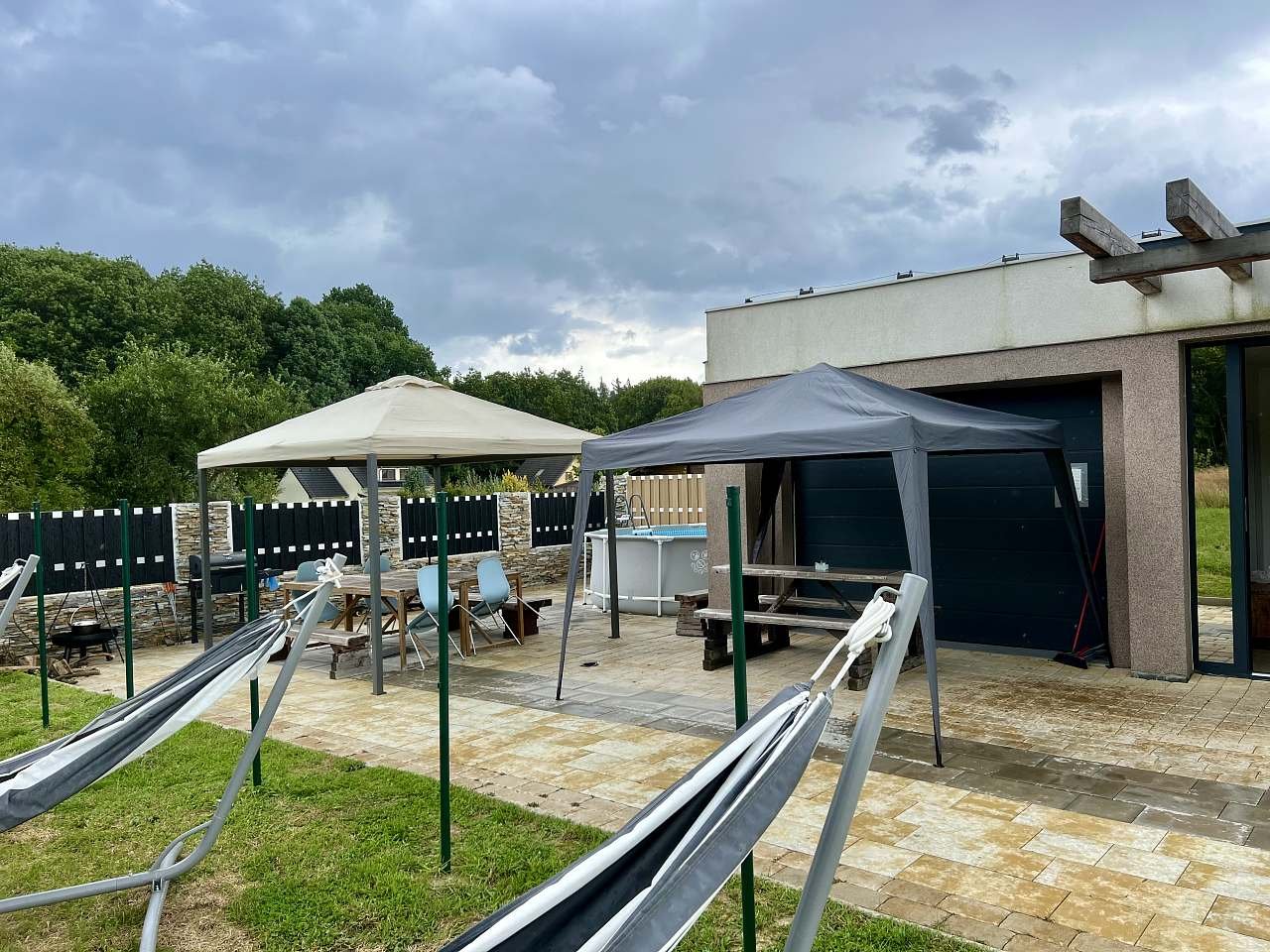 Pergola, lavičky, houpací sítě
