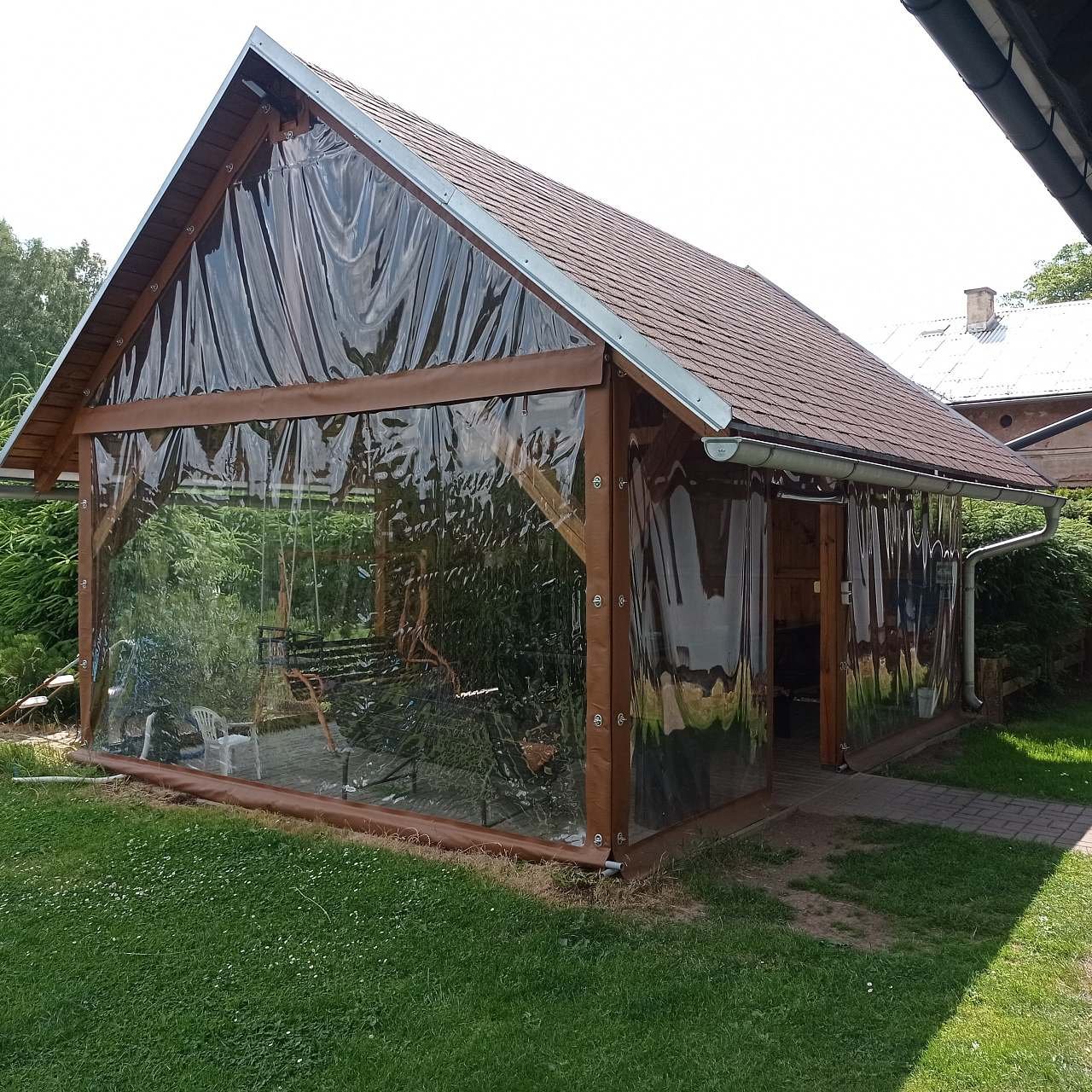 pergola s plynovým grilem a posezením pro všechny