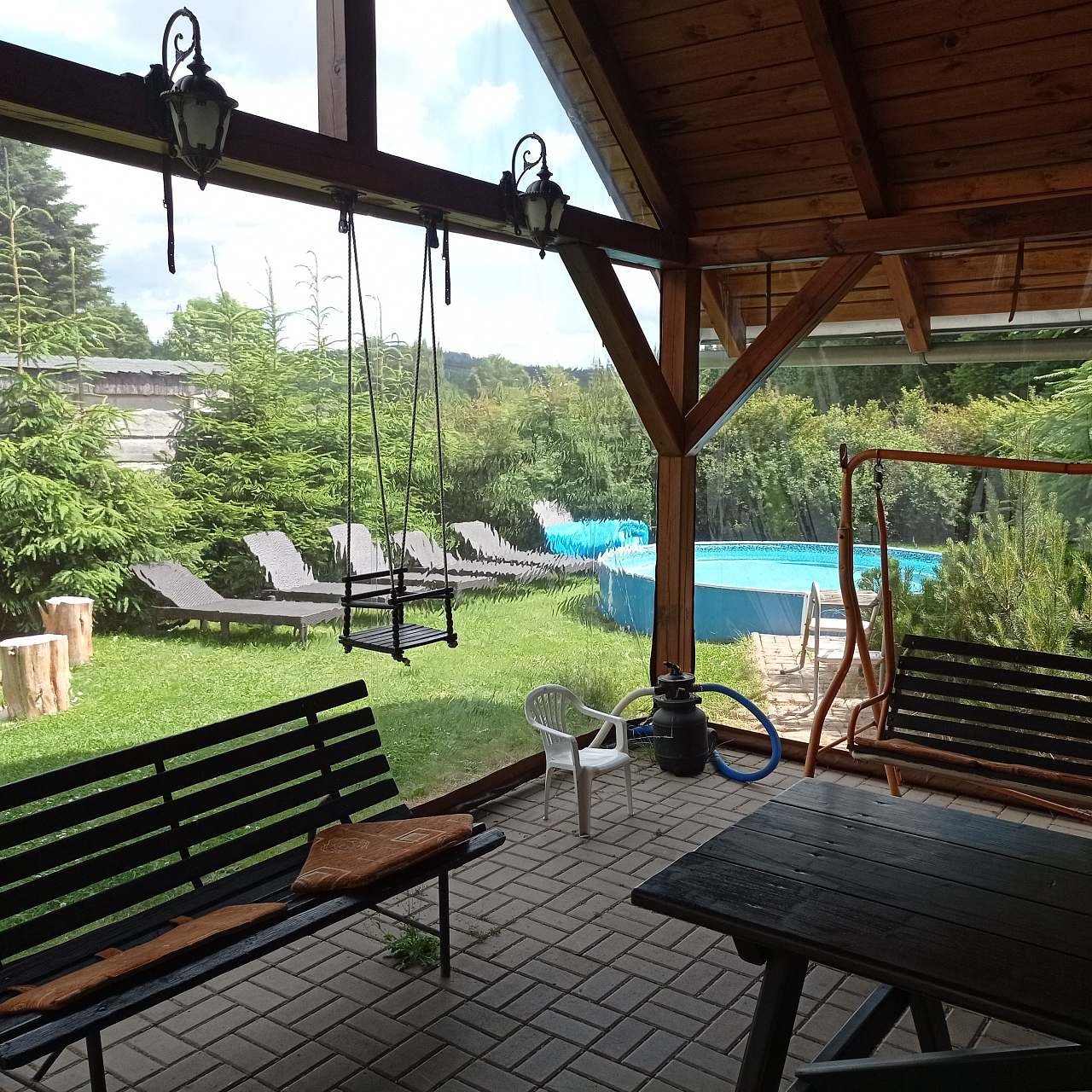 pergola s plynovým grilem a posezením pro všechny