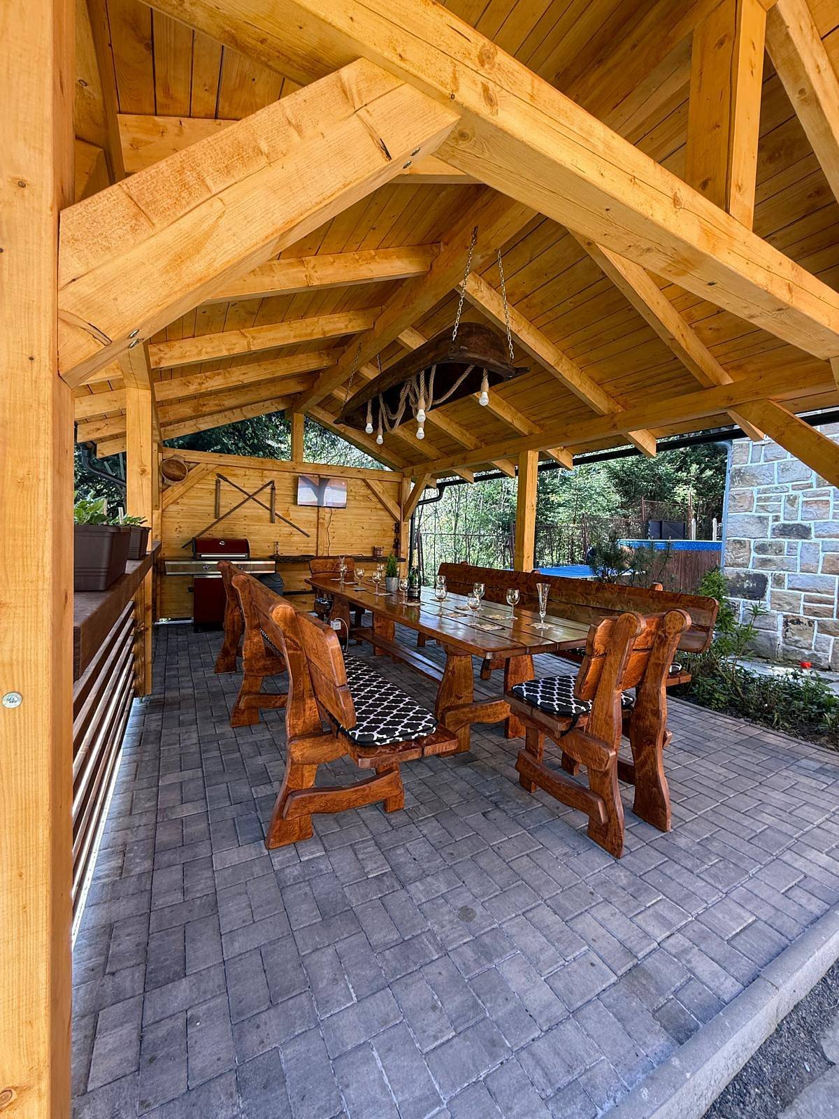 Pergola s plynovým grilem,Tv Smart, posezení pro 14 osob