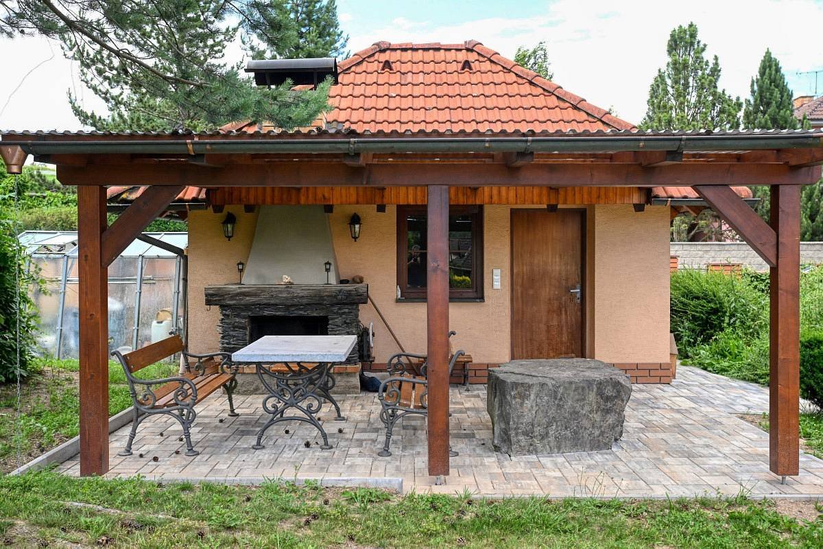 Pergola s posezením a krbem