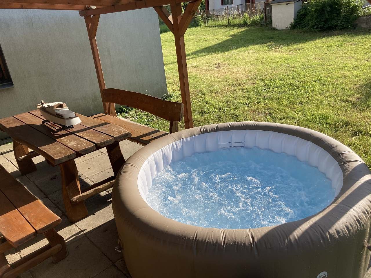 pergola s posezením a vířivkou