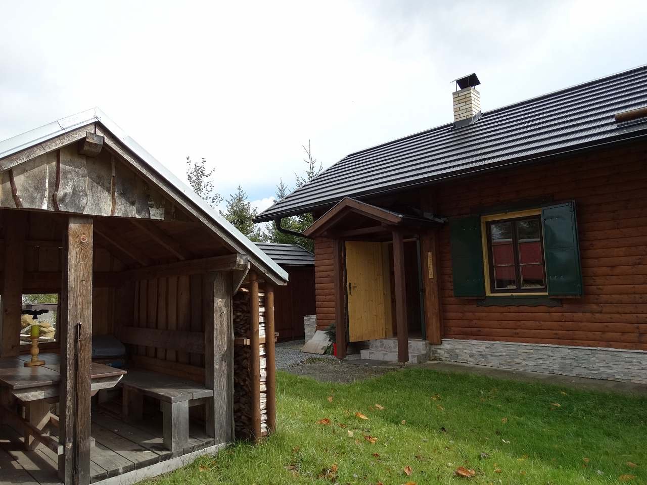 Pergola v blízkosti vstupu do chaty