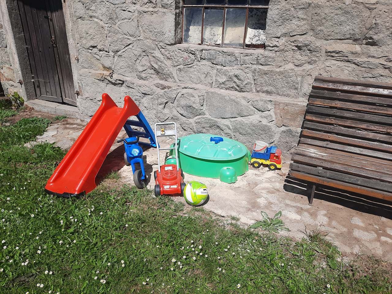 Pískoviště, skluzavka a spousta hraček pro deti