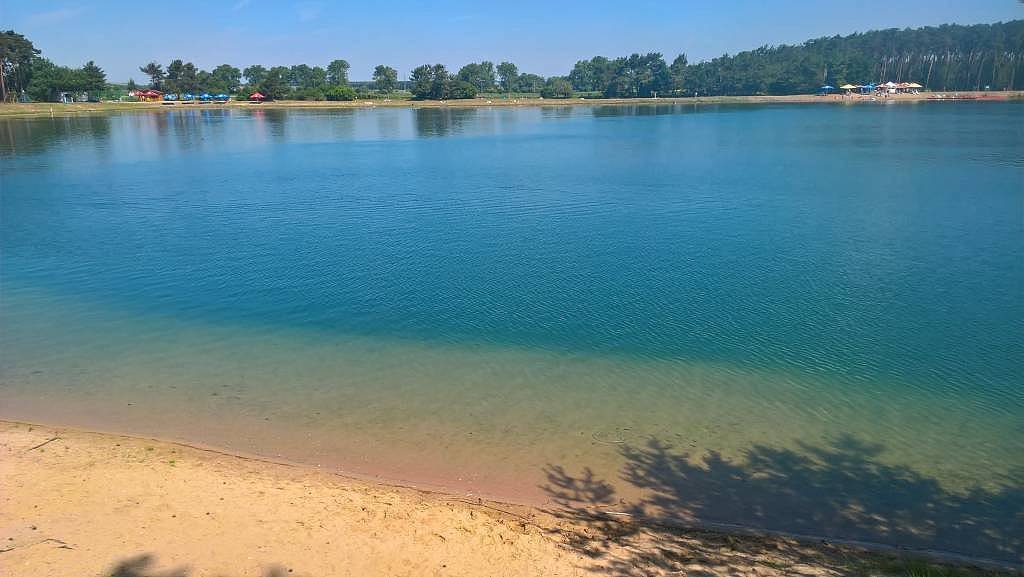 Pláže na jižní straně poskytují stín, na protější jsou bufety