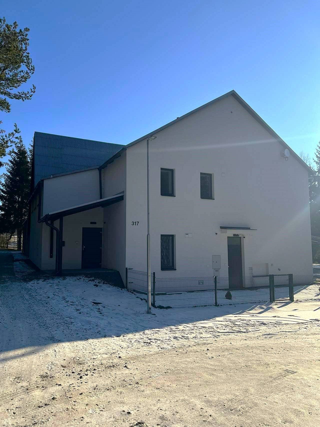 pod přístřeškem vchod do apartmánu