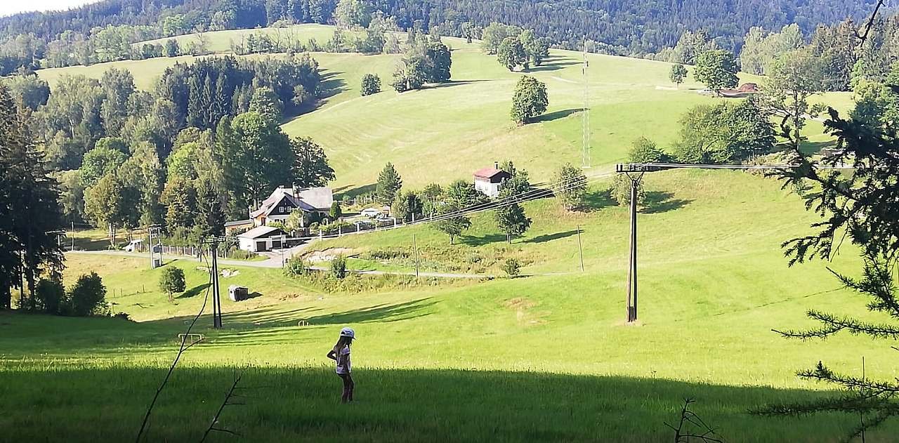 Pod vyhlídkou Finkův kámen s výhledem na chatu.