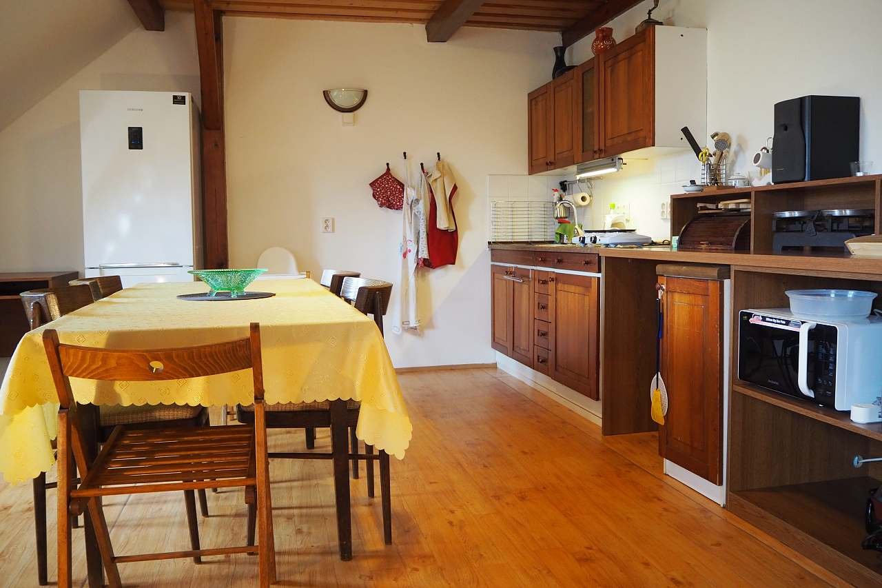 Podkrovní apartmán u kostela- jídelna s vybavenou kuchyňskou linkou.
