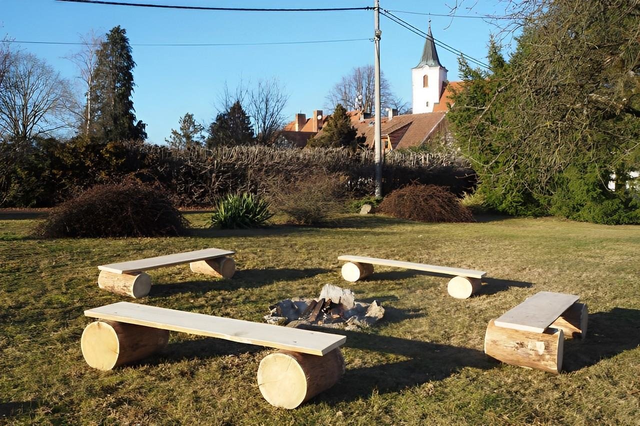 Podkrovní apartmán u kostela - ohniště na přilehlém pozemku.