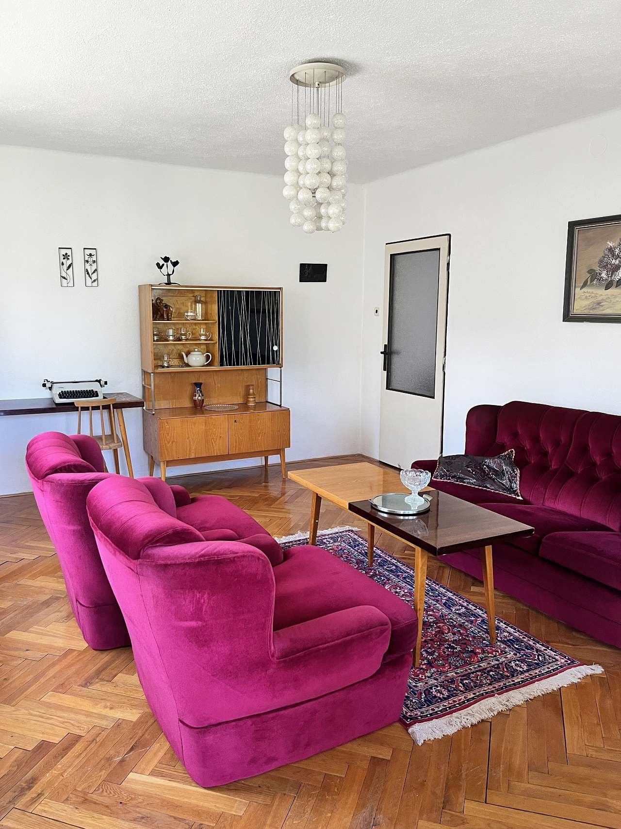 Pohled do obývacího pokoje apartmánu 1