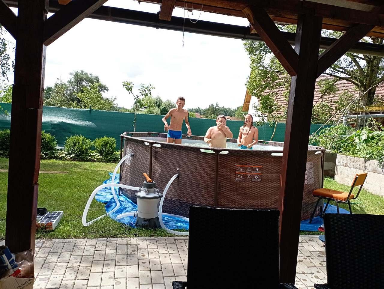 Pohled na bazén od stolu