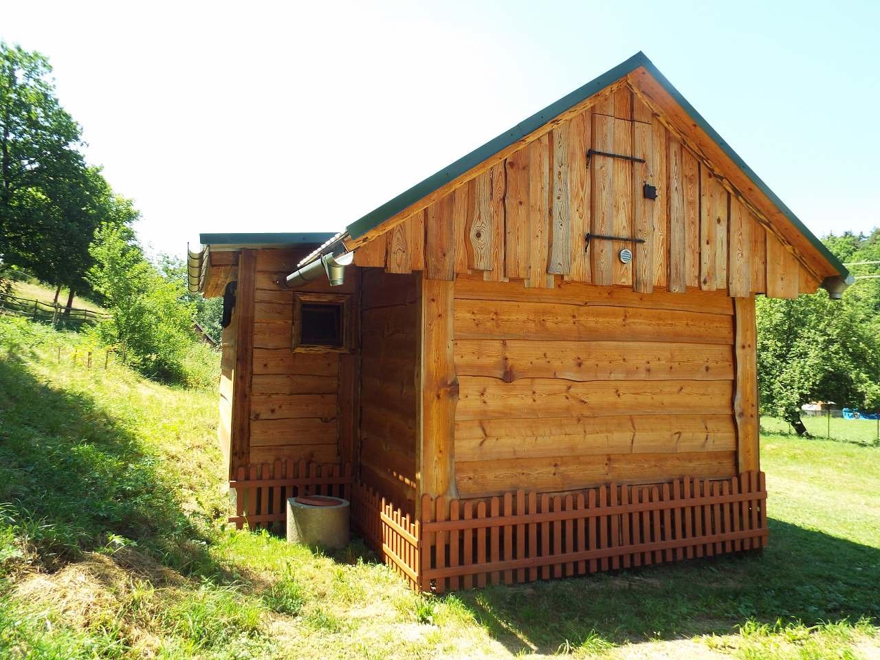 Pohled na chaloupku z příjezdové strany