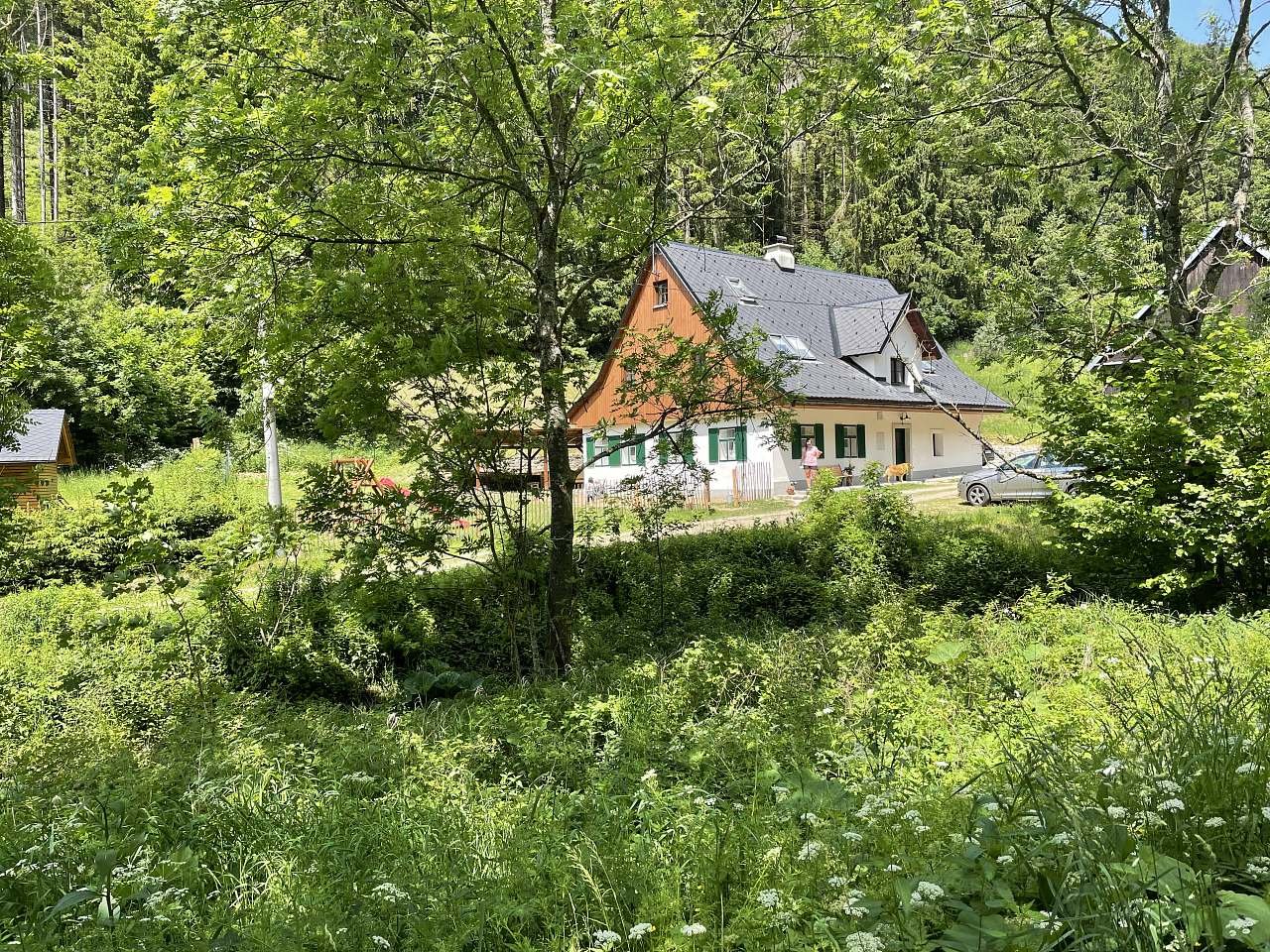 Pohled na chalupu od příjezdové cesty