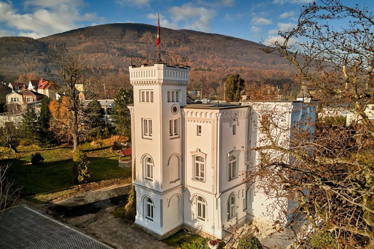 Pohled na Chateau Franz z ptačí perspektivy