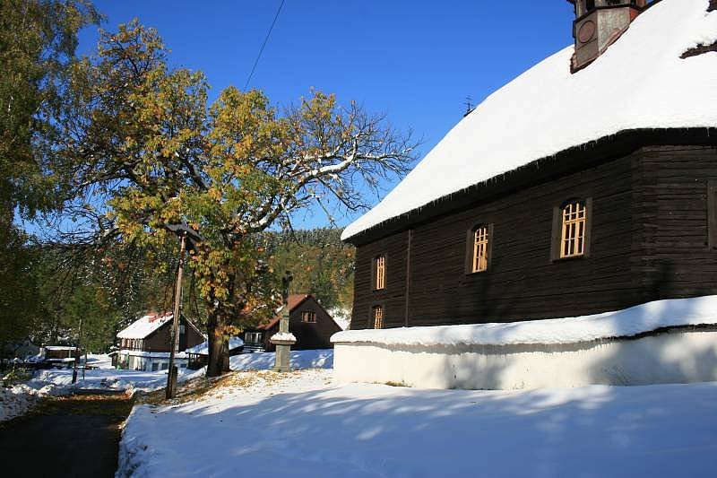 Pohled na chaty od kostelíku Jana Nepomuckého
