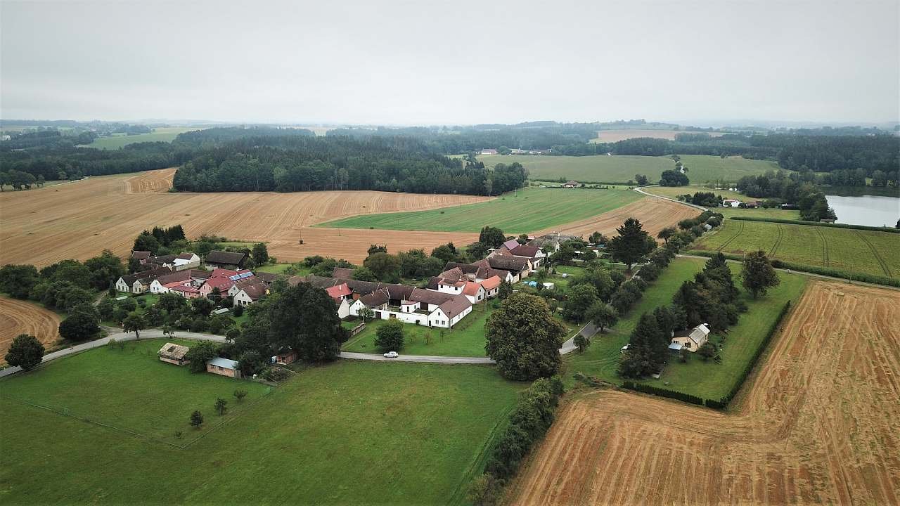 Pohled na osadu Brabec, kde se apartmán nachází.