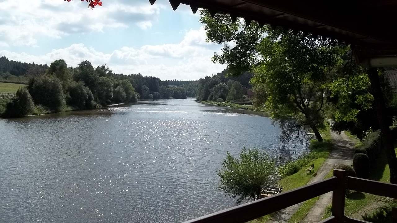 Pohled na řeku směr přehrada Hněvkovice