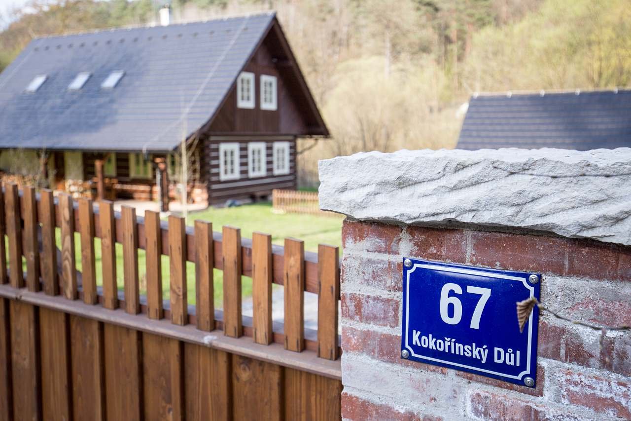 Pohled na roubenku z cesty
