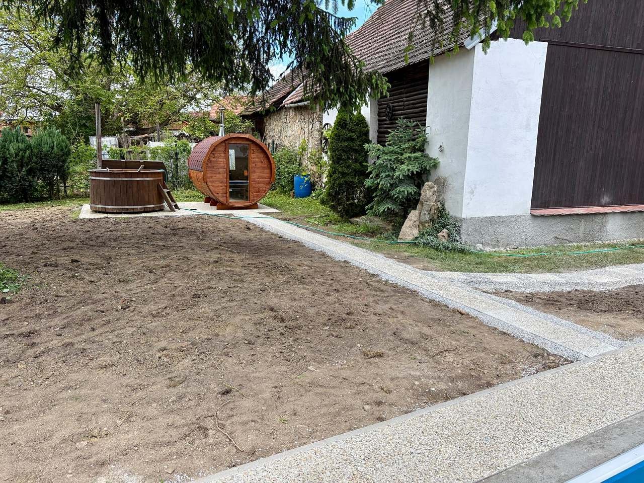 Pohled na saunu a koupací sud