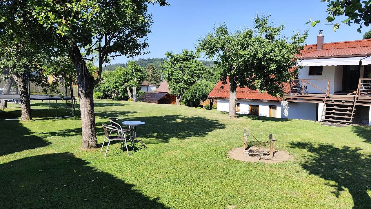 pohled na terasu a venkovní ohniště