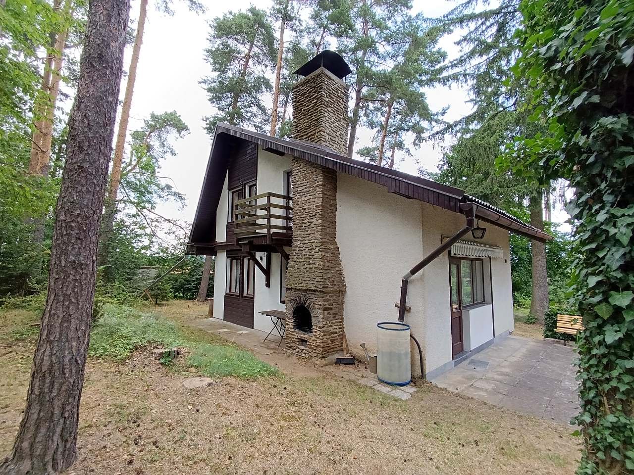 Pohled na terasu s výsuvnou markýzou a venkovním krbem