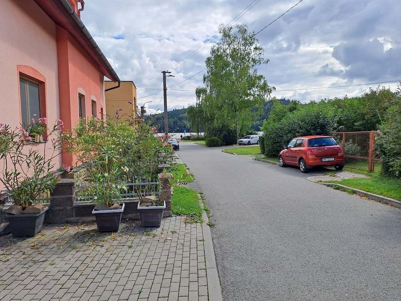 pohled od domu na vodu