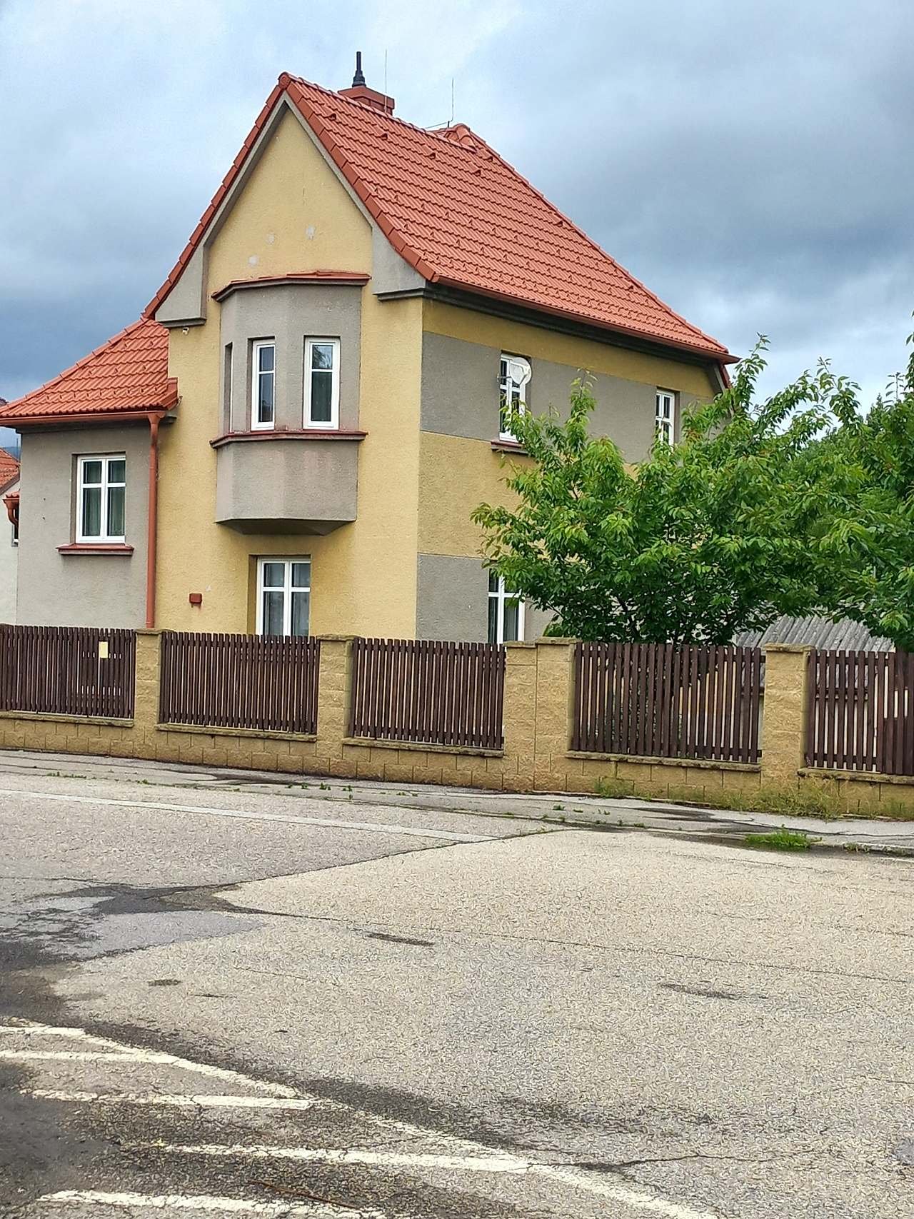 Pohled od rybníka