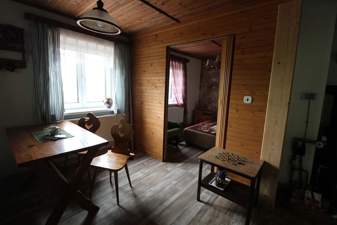 Pohled z jídelny do pokoje