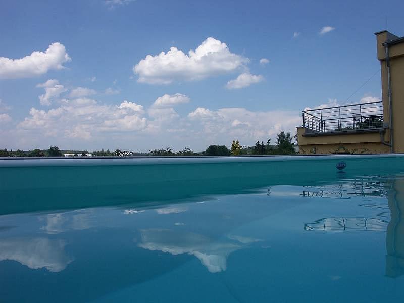 pohled z venkovního bazénu
