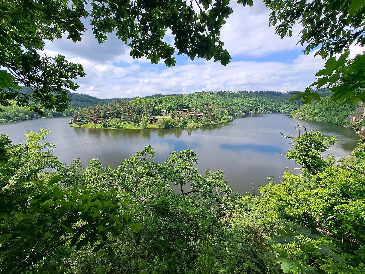 Karavan u vody Vranovská přehrada - Bítov - Vysočina