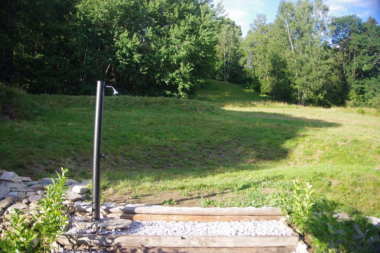 Pohled ze sauny na stráň - Horská roubenka František Kvíz Dolní Dvůr