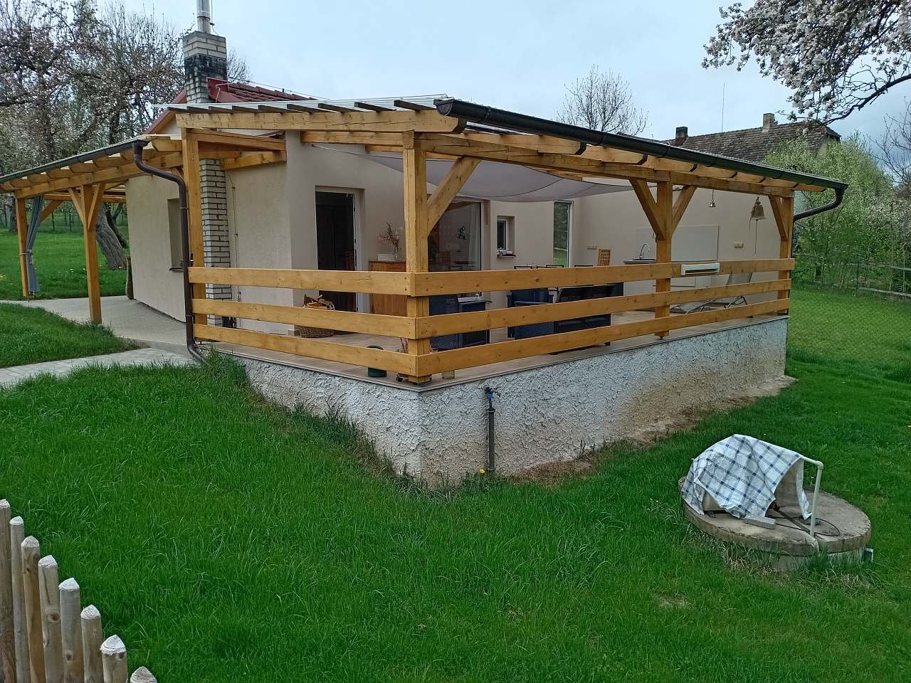 pohled ze spodní zahrady