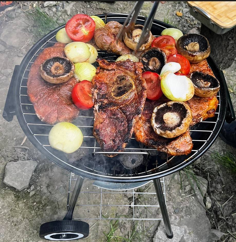 Pohoda, vůně grilu a dobré jídlo s přáteli přímo u chalupy