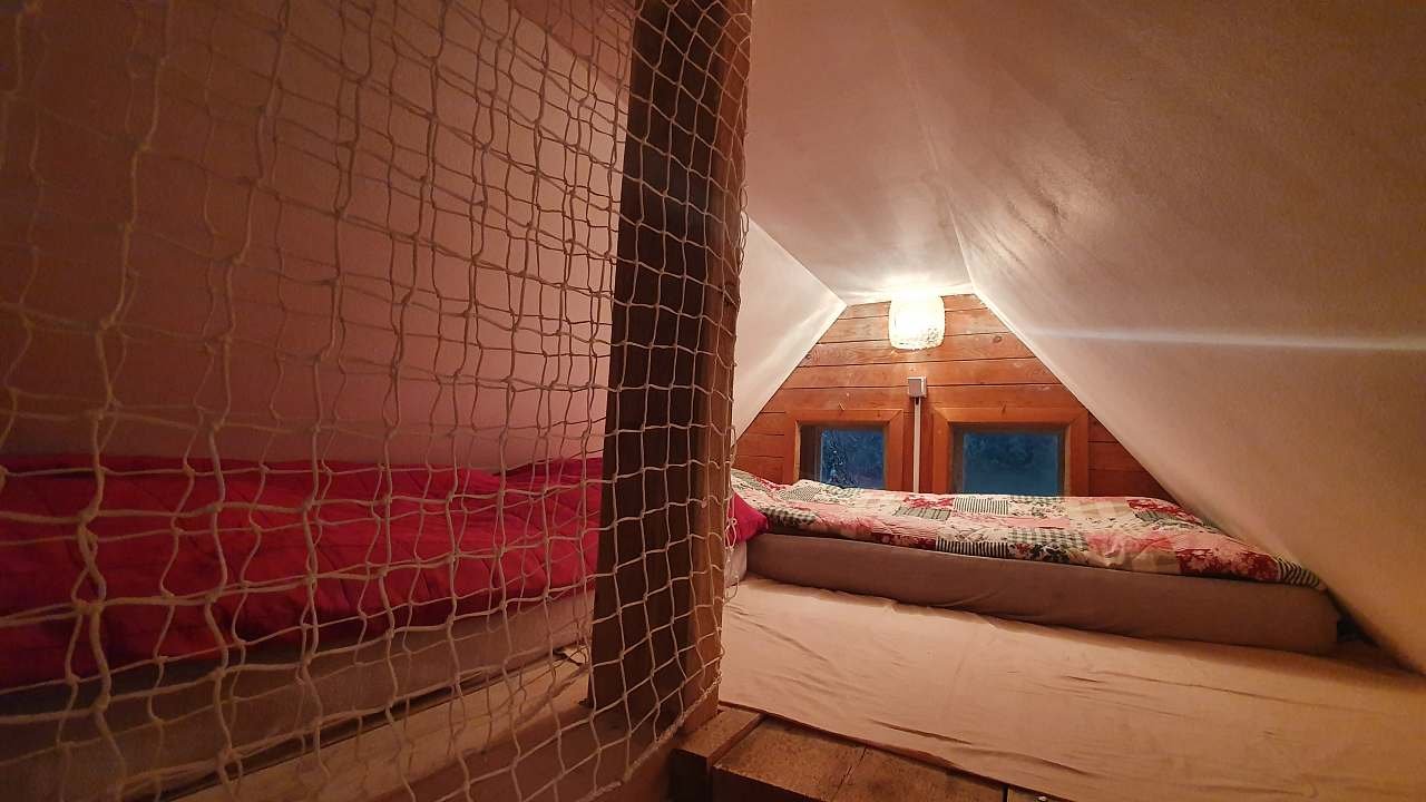 Pokoj 1 - spaní pod střechou