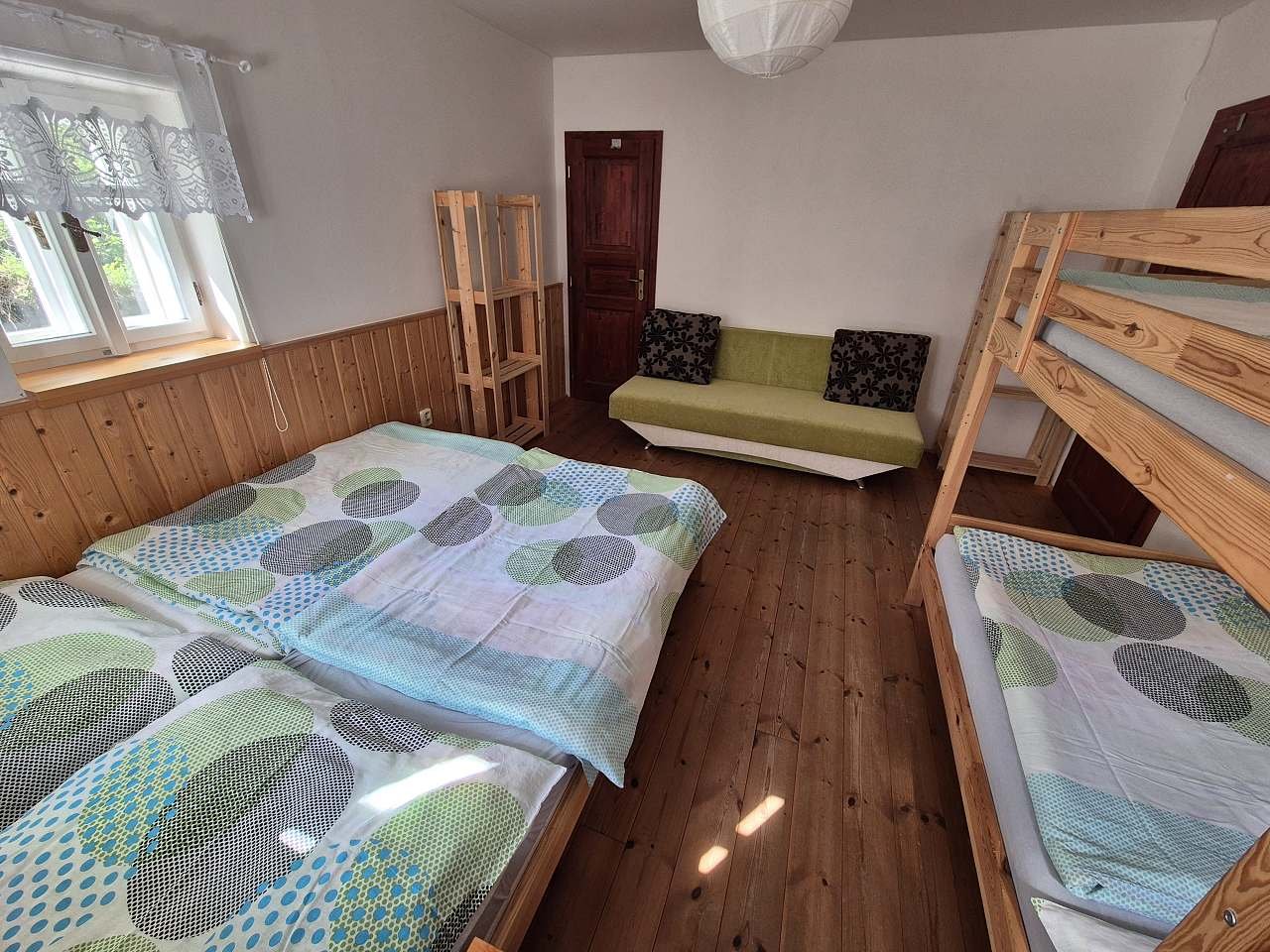 Pokoj č.1 (přízemí) - 4 lůžka + rozkládací pohovka + samostatná koupelna