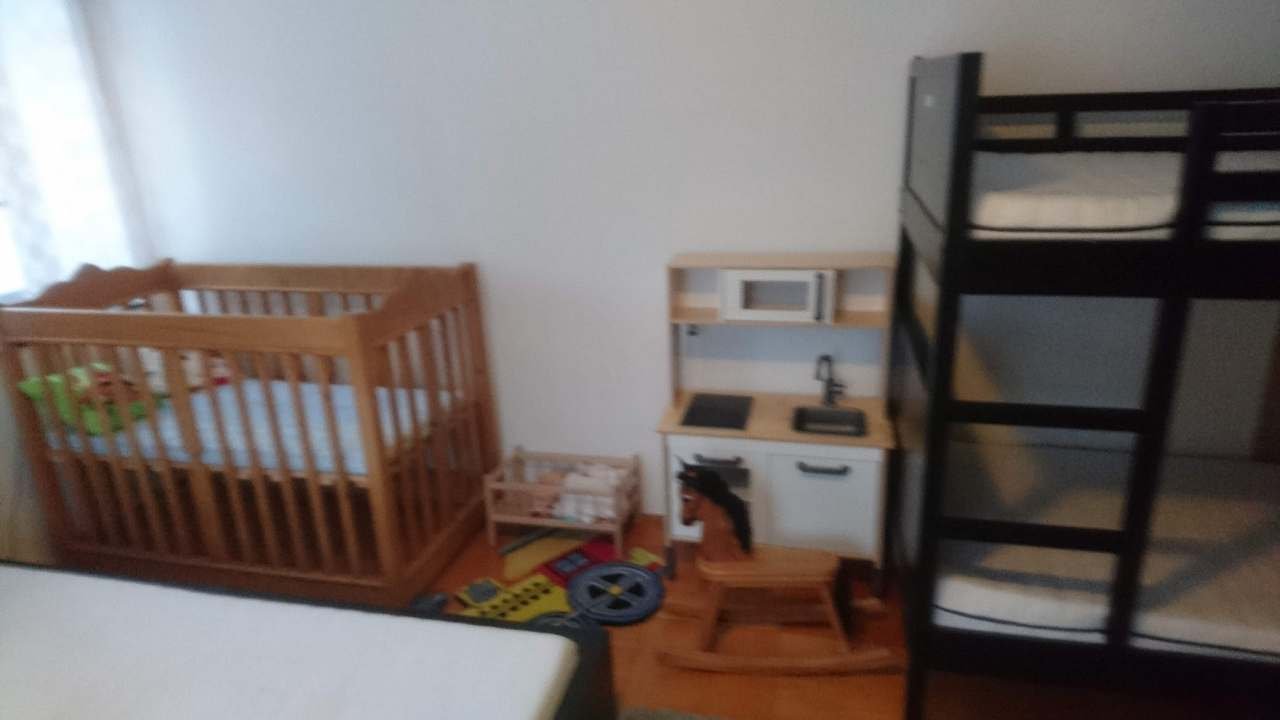 Pokoj s manželskou dvojpostelí, dětskou postýlkou a dvoupatrovou postelí
