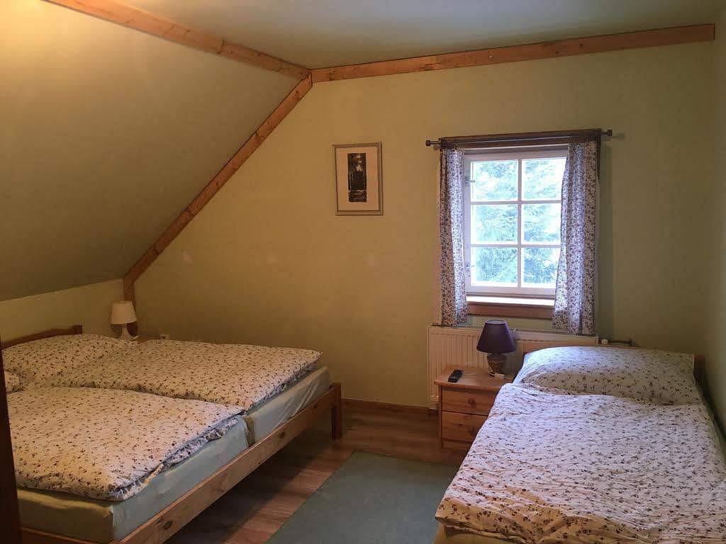 Pokoj s manželskou postelí a dvěma jednolůžky