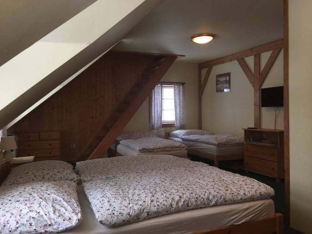 Pokoj s manželskou postelí a třemi jednolůžky