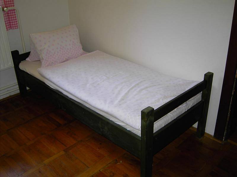 Pokoj s patrovou postelí a dvěma postelemi