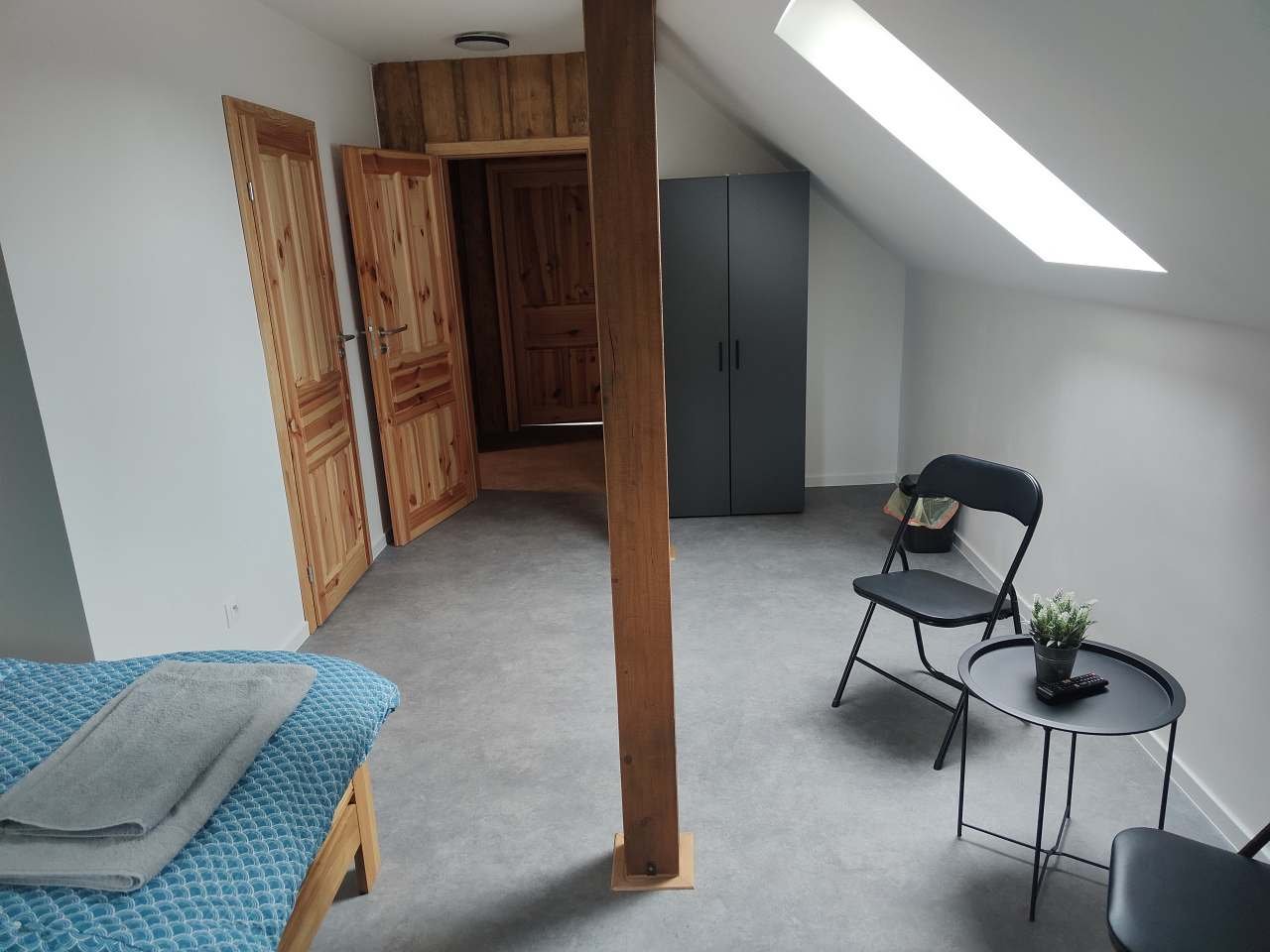 pokoj v patře se sprchou a wc studioč.2