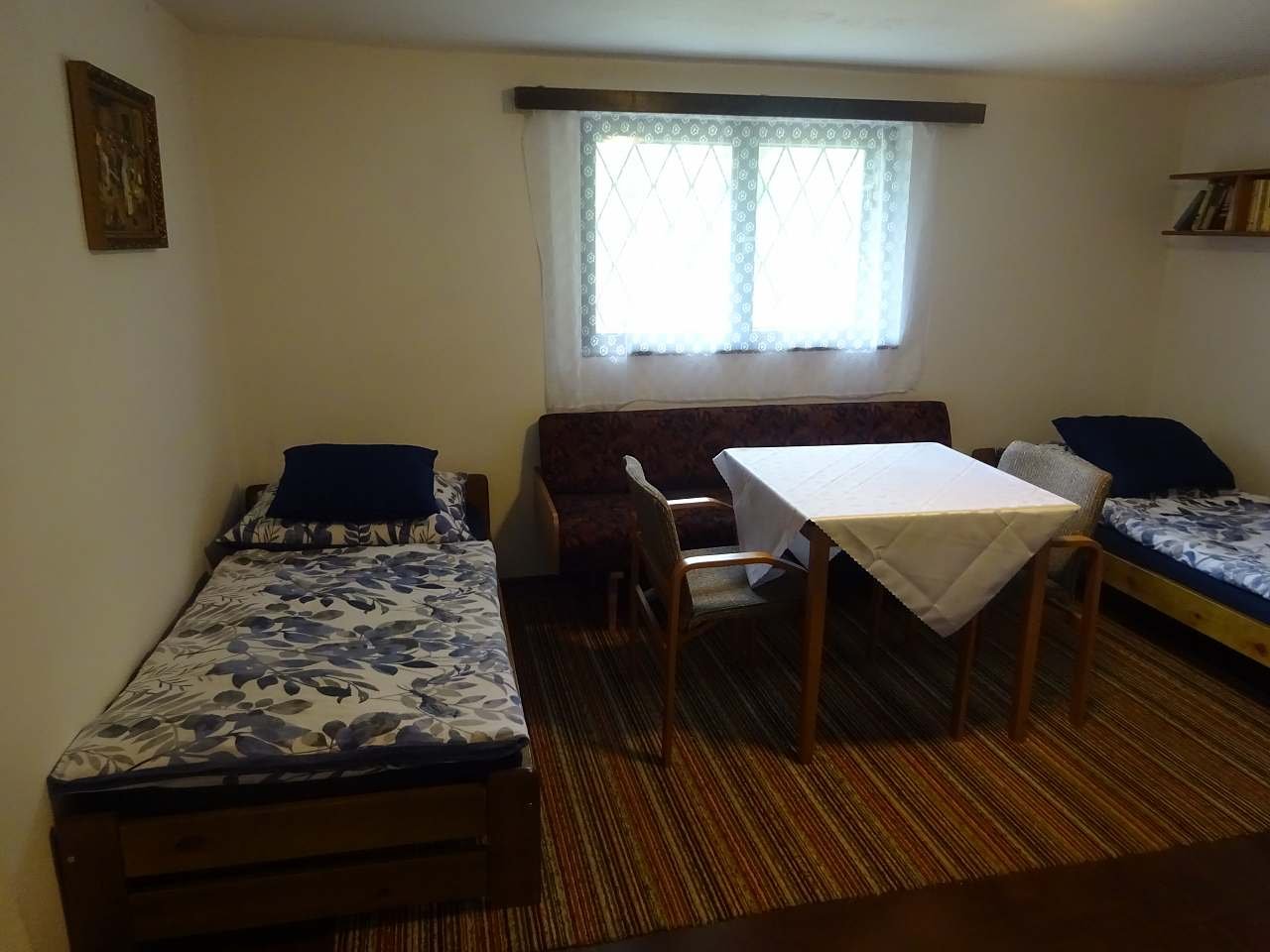 Pokoj v přízemí se dvěma postelemi a posezením