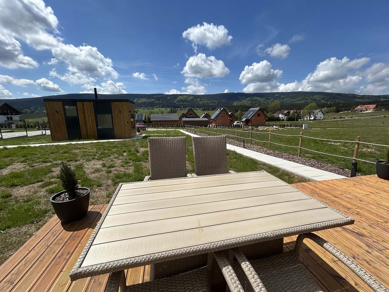 Posezení na terase horního tinyhousu